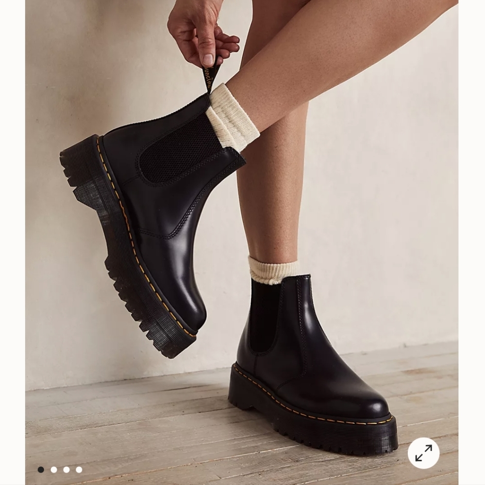 DR. MARTENS 2976 Quad Platform Chelsea Boot